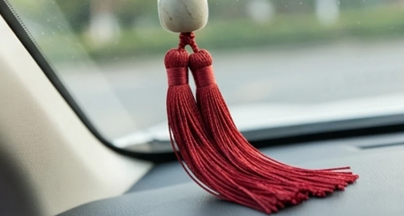 Vật phẩm treo xe cho người tuổi Ngọ: Chuẩn ngũ hành & cách treo 5 Phần tua rua đỏ bện chặt dưới khánh treo xe làm lớp đệm chống va đập vào kính lái ô tô