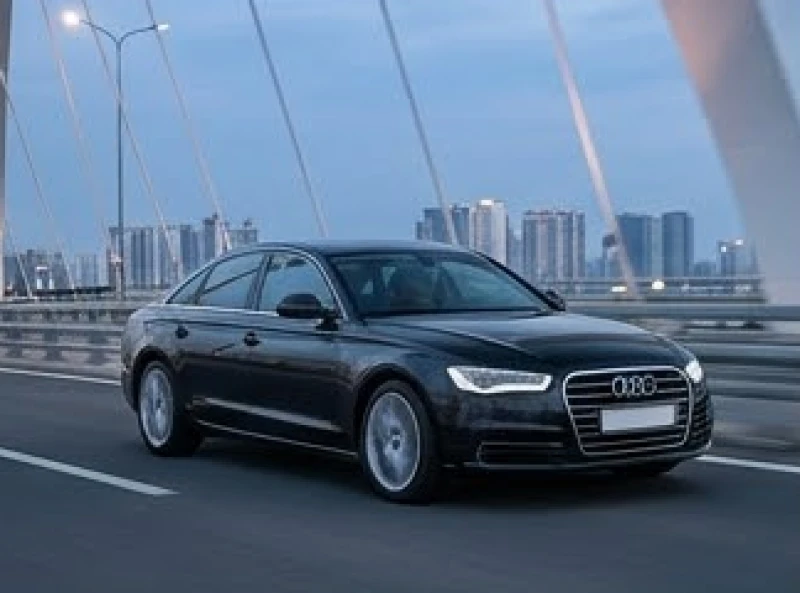 Mẫu xe sedan sang trọng màu đen tuyền phù hợp với nguyên lý Thủy sinh Mộc của tuổi Canh Dần