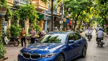Hình ảnh chiếc xe ô tô đỗ trên đường phố Việt Nam minh họa cho chủ đề tuổi hợi hợp xe màu gì theo phong thủy