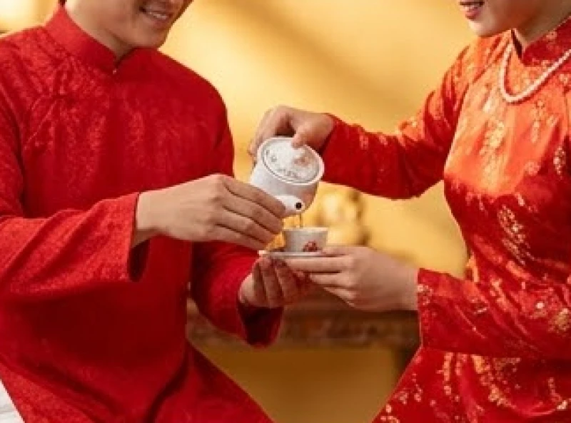 Tuổi Tỵ hợp tuổi nào: chuẩn nam nữ mạng và cách hóa giải 4 Cô dâu chú rể mặc áo dài cưới truyền thống đang thực hiện nghi lễ rót trà