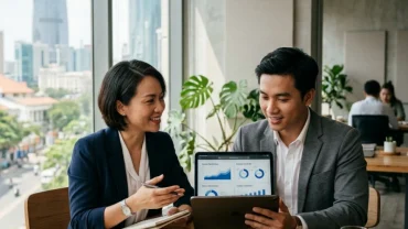 Doanh nhân tuổi Mão thảo luận kế hoạch kinh doanh cùng đối tác tại văn phòng hiện đại ở Việt Nam