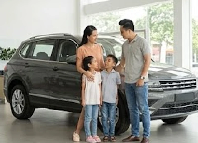 Tuổi Thìn mua xe ngày nào tốt: Bảng tra cứu 12 tháng 5 Gia đình trẻ người Việt đang hạnh phúc ngắm nhìn chiếc xe SUV gia đình mới mua tại showroom