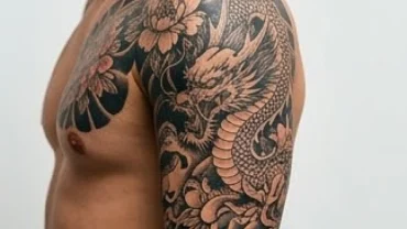 Nam thanh niên kiểm tra bản vẽ thiết kế để biết tuổi ngọ không nên xăm hình gì tránh phá tướng