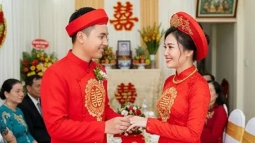 Đôi uyên ương mặc áo dài đỏ rạng rỡ hạnh phúc trong lễ gia tiên khi tìm được câu trả lời tuổi tuất cưới ngày nào tốt