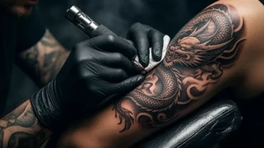 Quá trình xăm hình nghệ thuật trên cơ thể cần tuân thủ nguyên tắc tuổi tuất không nên xăm hình gì để bảo vệ vượng khí