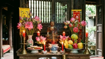 Khung cảnh điện thờ linh thiêng ngập tràn sắc đỏ và hoa quả cúng lễ giúp giải đáp câu hỏi tuổi tỵ cầu tài lộc ở đâu