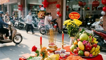 Mâm lễ vật cúng khai trương truyền thống ở Việt Nam giúp gia chủ biết tuổi tỵ khai trương ngày nào tốt mang lại tài lộc