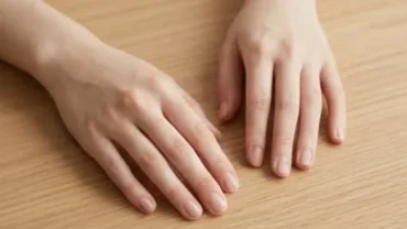 Lòng bàn tay nhỏ nhắn của phụ nữ được chiếu sáng bởi ánh nắng nhẹ, thể hiện nét phú quý và thanh thoát