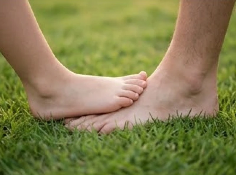 Cặp đôi nam nữ để chân trần cạnh nhau tượng trưng cho sự khác biệt vận mệnh của tướng bàn chân nhỏ