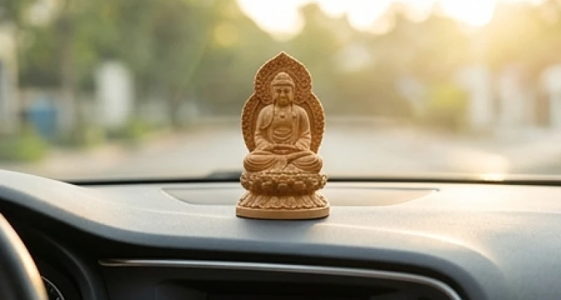 Tượng Phật bản mệnh Đại Nhật Như Lai làm bằng gỗ đặt trang trọng trên táp-lô ô tô
