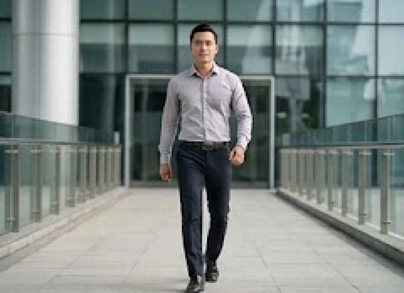 Phong thái bước đi vững chãi dứt khoát của một nam doanh nhân thành đạt trên thương trường