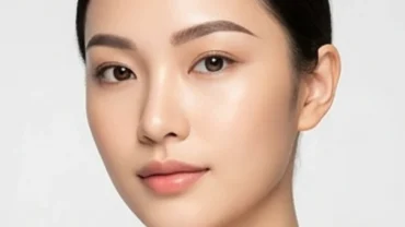 Cận cảnh khuôn mặt nữ giới Á Đông thanh tú với tướng lông mày lá liễu cong mềm mại