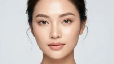 Đường nét thanh tú và tỷ lệ vàng chuẩn mực của tướng mặt trái xoan với viền hàm mềm mại.