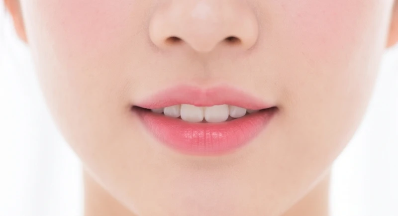 Khuôn miệng chúm chím sắc môi đỏ hồng tự nhiên của dáng tướng miệng anh đào