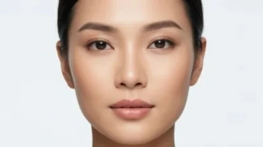 Cận cảnh khuôn mặt thanh tú của người mang tướng môi mỏng với nét đẹp hài hòa và tự nhiên
