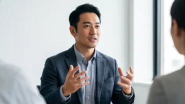 Người đàn ông và phụ nữ giao tiếp tự tin với tướng người nói nhanh điềm tĩnh, thể hiện sự nhạy bén