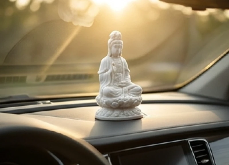Tượng Phật Bà Quan Âm bằng đá trắng đặt trên taplo xe giúp hóa giải sát khí tương khắc