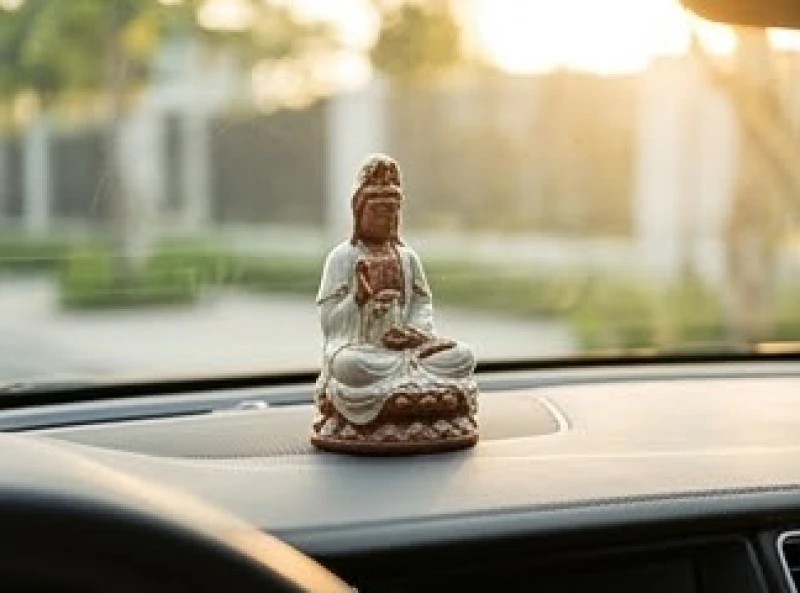 Tượng phật Hư Không Tạng Bồ Tát bằng gốm sứ đặt trang nghiêm trên bảng điều khiển ô tô