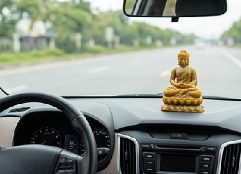 Những Điều Cấm Kỵ Trong Phong Thủy Với Tuổi Thân & Cách Hóa Giải 9 Trang trí tượng Phật bằng ngọc màu vàng nâu trên táp-lô ô tô giúp hóa giải màu sơn xe tương khắc