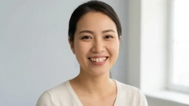 Người phụ nữ Việt Nam cười tươi với tướng răng hô nhẹ trong môi trường ánh sáng tự nhiên
