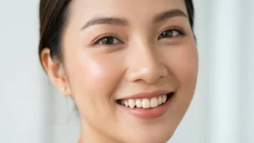 Nụ cười tự nhiên lộ rõ nét tướng răng khểnh duyên dáng của một người phụ nữ Việt Nam