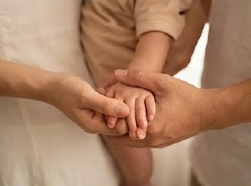 Gia đình ba người đang vui vẻ nắm tay nhau, tượng trưng cho sự hòa hợp và luồng năng lượng tương sinh trọn vẹn