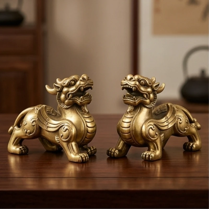 Cặp tượng Tỳ Hưu bằng đồng thau nguyên khối chiêu tài lộc đặt trên bàn gỗ