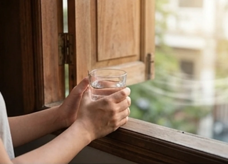Mơ thấy người thân đã mất còn sống: Bảng tra số & cách an tâm 9 Uống một ly nước ấm và mở cửa sổ đón ánh sáng tự nhiên để điều hòa nhịp tim sau giấc mộng