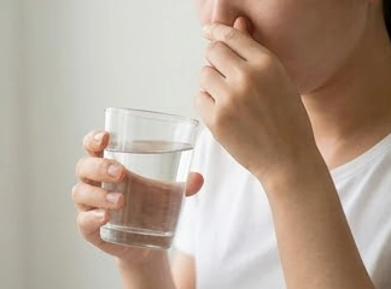 Uống một ngụm nước và nuốt từ từ giúp cân bằng áp suất màng nhĩ giảm ù tai phải nhanh chóng