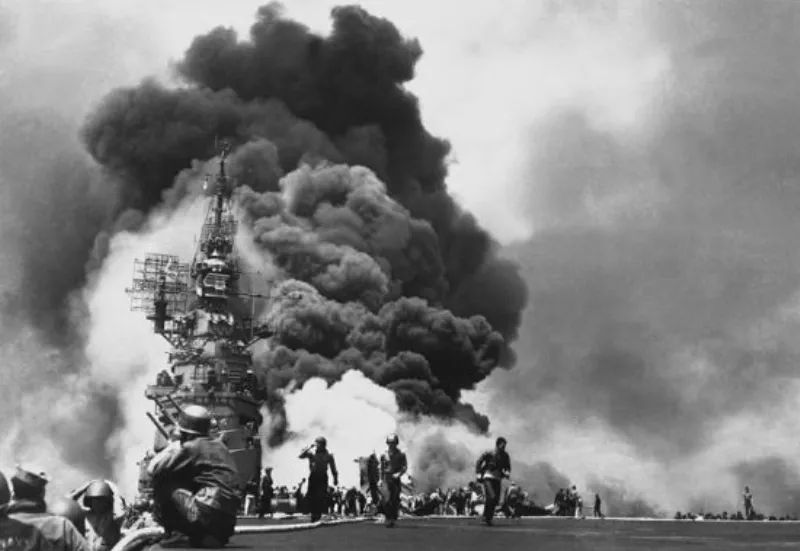 USS_Bunker_Hill_hit_by_two_Kamikazes