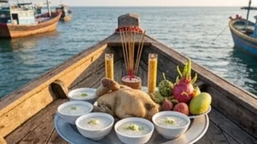 Mâm cúng Bà Cậu trang trọng đặt tại mũi ghe thuyền với đầy đủ cháo trắng, vịt luộc và ngũ quả để nghênh đón Thủy thần