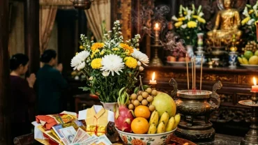 Mâm lễ vật truyền thống với hoa cúc trắng dùng trong nghi thức đọc văn khấn bà chúa năm phương tại đền