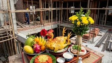 Mâm lễ vật truyền thống tươm tất chuẩn bị cho nghi thức đọc văn khấn cất nóc nhà tại công trình thi công
