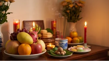 Mâm lễ vật ngũ quả và trầu cau dâng lên bàn thờ gia tiên cùng bài văn khấn cầu duyên tại nhà