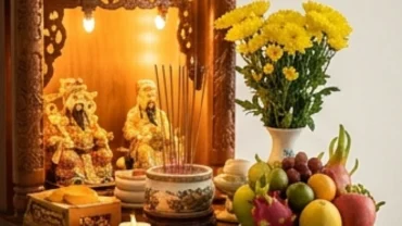Mâm lễ vật và bàn thờ Thần Tài Thổ Địa được chuẩn bị tươm tất để đọc văn khấn cầu tài lộc tại cửa hàng