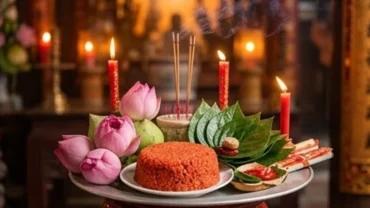Mâm lễ vật màu hồng và đỏ rực rỡ được dâng cúng cùng bài văn khấn Cô Chín tại không gian đền thiêng