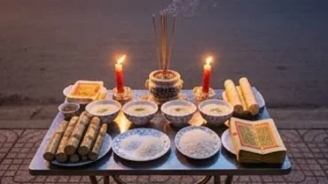Mâm lễ vật thịnh soạn được bày trí ngoài trời để cúng cô hồn mùng 2 hàng tháng