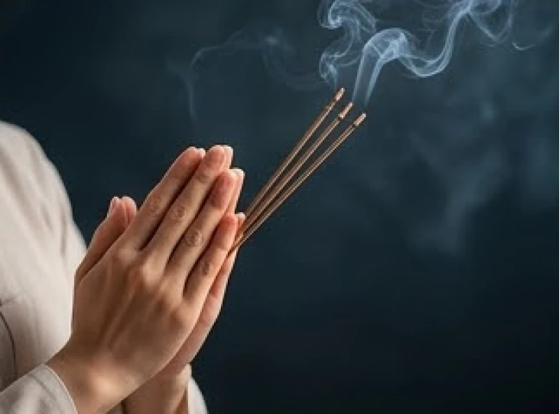 Tử vi tuổi Đinh Mão 1987 năm 2026: Trình tự cúng sao và xét đại hạn 9 Bàn tay chắp nén nhang thành tâm hướng về mâm cúng sao giải hạn trong không gian thanh tịnh