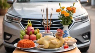 Mâm lễ vật và văn khấn cúng xe ô tô mới được bày biện trang nghiêm trước đầu xe