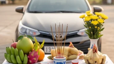 Mâm lễ vật tươm tất đặt trước mũi xe ô tô để chuẩn bị đọc văn khấn cúng xe cuối năm