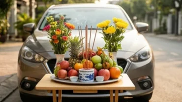 Mâm lễ vật tươm tất đặt trước đầu xe ô tô chuẩn bị cho nghi thức văn khấn cúng xe hàng tháng cầu bình an