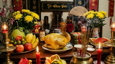 Mâm cỗ cúng Giao thừa ngoài trời ấm cúng tại Việt Nam cùng bài văn khấn đầu năm chuẩn truyền thống