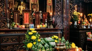 Mâm cúng chay dâng Mẫu Thượng Ngàn và bài văn khấn đền Bắc Lệ Lạng Sơn được sắp xếp trang nghiêm bên trong điện thờ