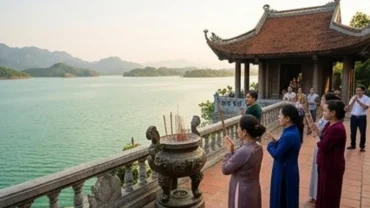 Người đi lễ thành tâm dâng hương và đọc văn khấn Đền Chúa Thác Bờ trong không gian linh thiêng