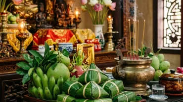 Mâm lễ oản ngọc và nón hài màu xanh lá cây dâng cùng bản văn khấn đền Cô Bé Chí Mìu tại ban thờ Cung Giữa