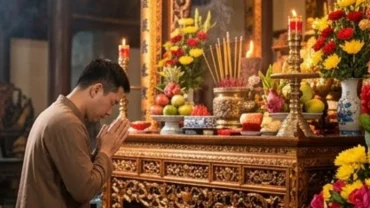 Người đi lễ thành tâm chắp tay đọc văn khấn Đền Mẫu Hưng Yên trước mâm lễ vật truyền thống