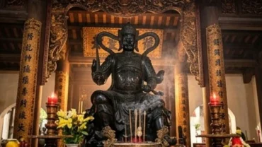Tượng Đức Huyền Thiên Trấn Vũ uy nghi, nơi người đi lễ dâng hương và thành tâm đọc văn khấn Đền Quán Thánh cầu bình an