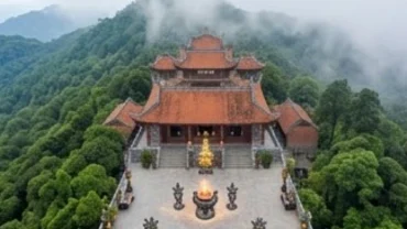 Quang cảnh linh thiêng cho người dâng văn khấn Đền Quốc Mẫu Tây Thiên trên đỉnh Tam Đảo