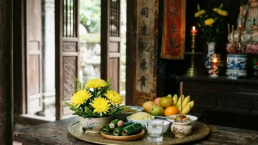 Mâm lễ chay thanh tịnh được chuẩn bị để đọc văn khấn đền trình bà chúa kho trước khi vào đền chính