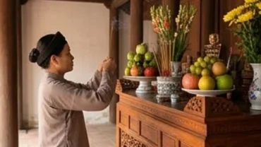 Người dân thành tâm chuẩn bị lễ vật và đọc văn khấn đình làng mùng 1 trước ban thờ Thành Hoàng